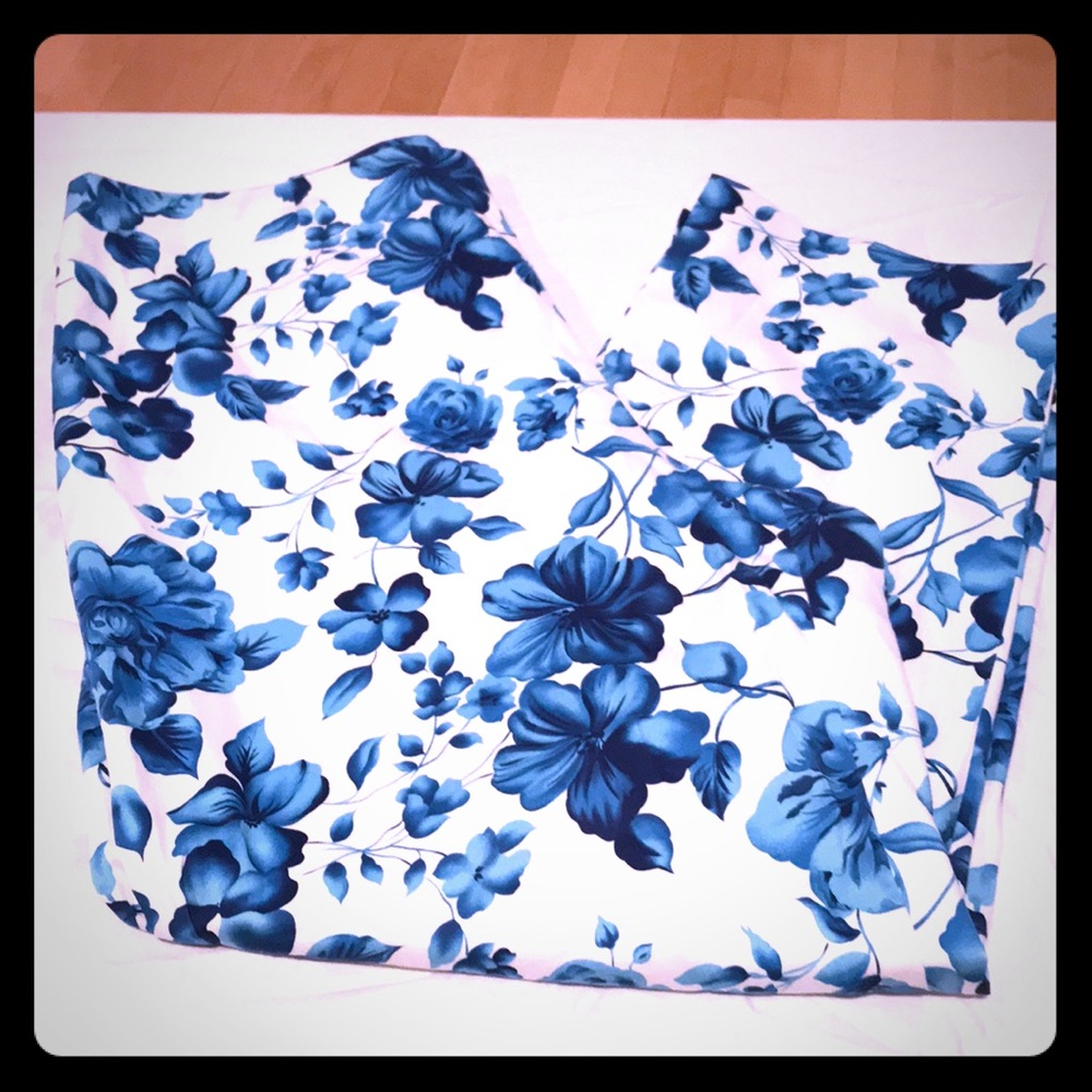 Blue and white floral print Capri pants